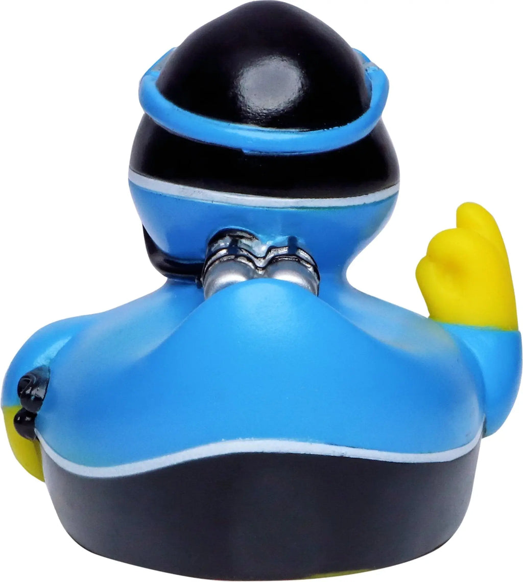 Blaue badeente mit schwarzem und blauem helm und silbernen goggles gelber fuß zeigt nach oben in geschenkset urlaub