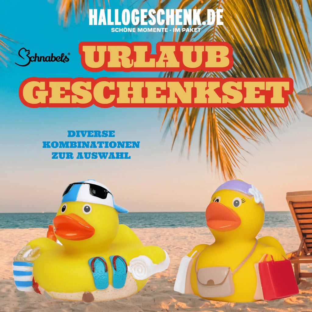 Gelbe badeente mit orangefarbenem schnabel und blauen flipflops trägt gestreiften hut im urlaub geschenkset
