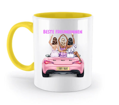 Weißer keramikbecher mit gelbem griff und innenraum und buntem motiv von drei frauen in rosa kleidern auf rosa cabrio auto aus der vegas girls statement-collection