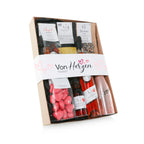 Pink herzförmige geschenkbox von herzen m mit weißen band und roséwein schokolade als präsentkorb
