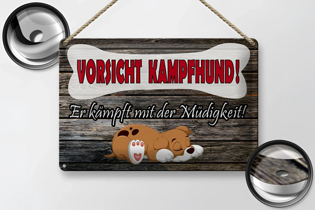 Rustikales blechschild vorsicht kampfhund 20x30cm mit rotem text und schlafendem braunen welpen auf dunklem holz
