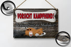 Rustikales blechschild vorsicht kampfhund 20x30cm mit rotem text und schlafendem braunen welpen auf dunklem holz