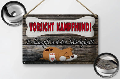 Rustikales blechschild vorsicht kampfhund 20x30cm mit rotem text und schlafendem braunen welpen auf dunklem holz