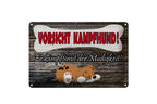 Rustikales blechschild 20x30cm mit holzstruktur und rotem schwarzen text vorsicht kampfhund auf weißem hond-knochen vor schlafendem braunem hund