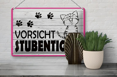 Ein pink gerahmtes blechschild 20x30cm aus holz mit schwarzen pfoten und katzenmotiv vorsicht stubentiger