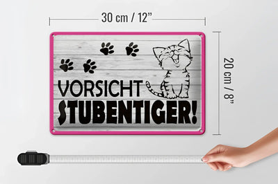 Pink gerahmtes rechteckiges metall blechschild mit holzmaserung, schwarzen pfoten und katzen cartoon vor text vorsicht stubentiger