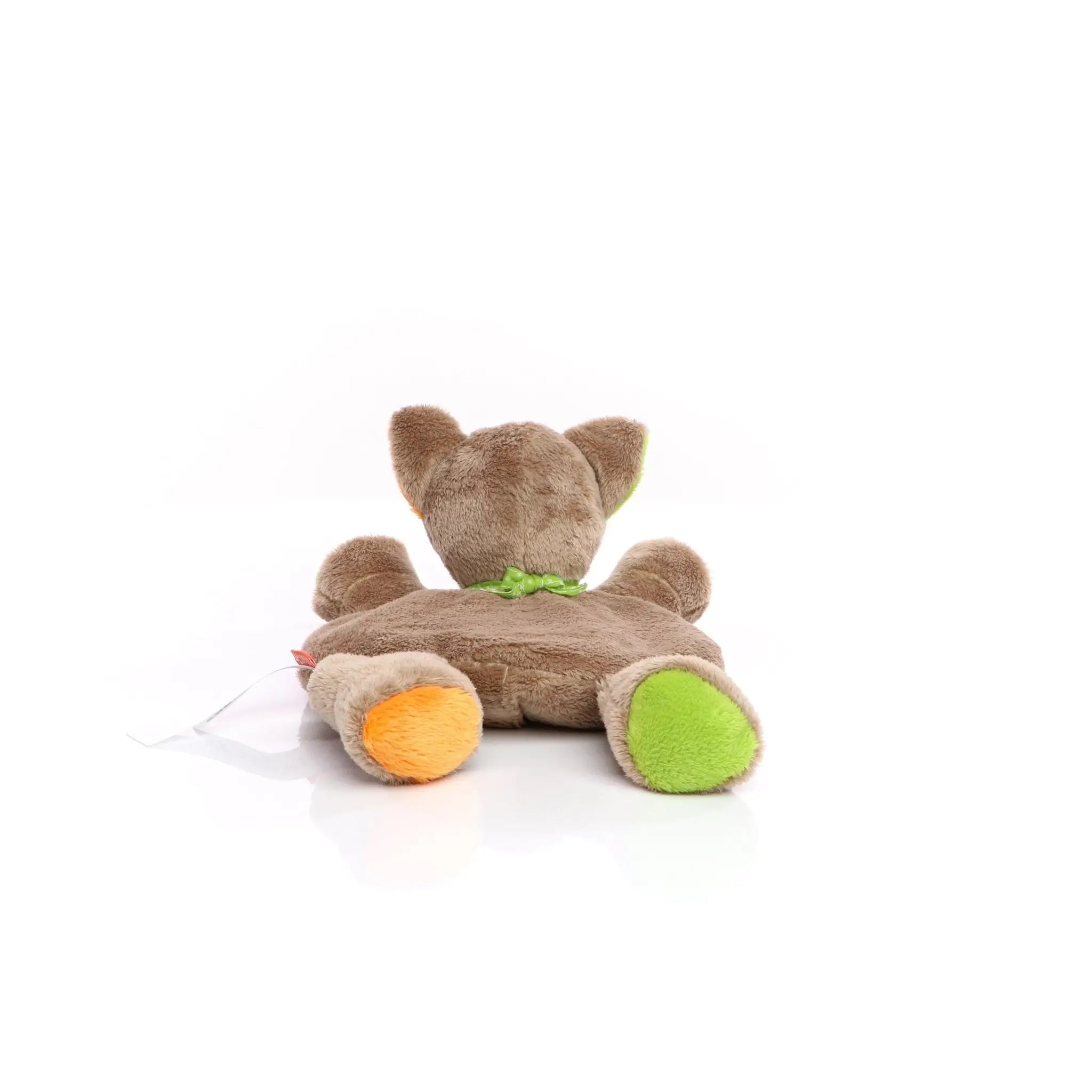 Brauner plüsch-teddy mit grün und orangefarbenen pfoten als wärmekissen katze mit kirschkernfüllung oeko-tex zertifiziert