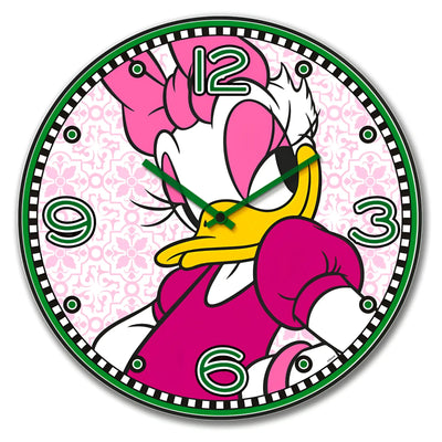 Runde wanduhr mit daisy duck cartoon in magentafarbenem kleid und pinkem haar vor hellem rosa muster von GILDE Handwerk