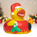 Gelbe quietsche-ente mit rotem weihnachtsmann-hut, grüner weihnachtsstrumpf und gestreiftem zuckerstock