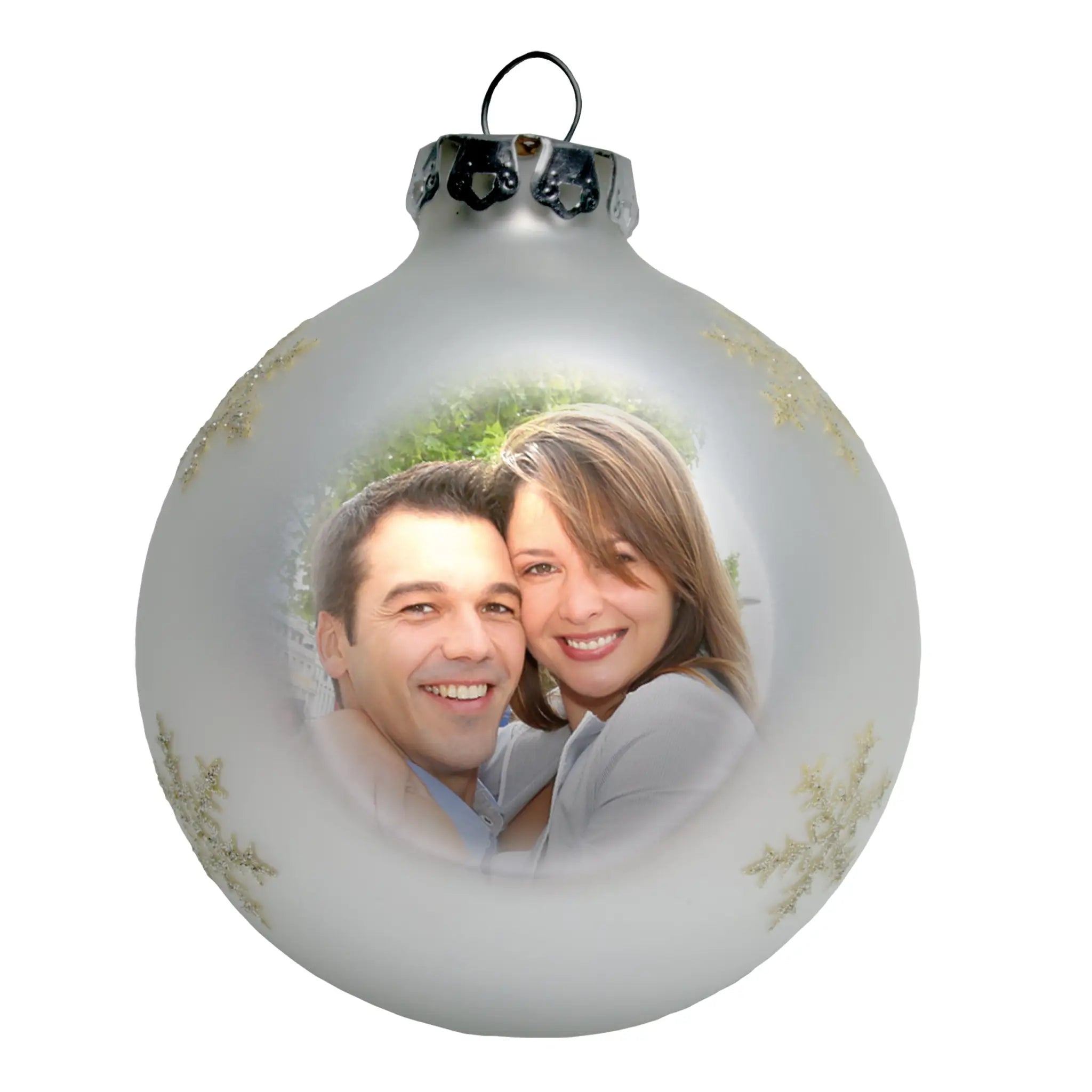 Weihnachtskugel mit foto in frosted weißem glas mit silberner kappe und gold glitzernden schneeflocken