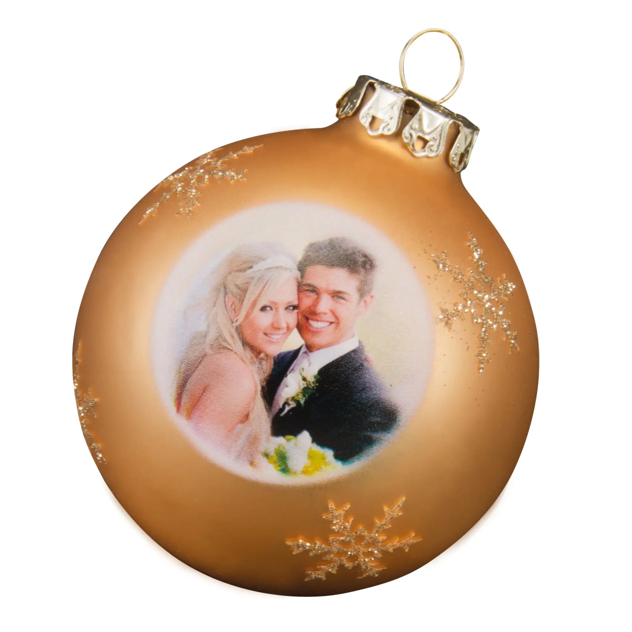 Weihnachtskugel mit foto in gold und glitzernden schneeflocken zeigt ein lächelndes brautpaar im hochzeitsoutfit