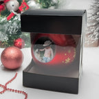 Rote weihnachtskugel mit goldenen schneeflocken und rundem foto eines kinders mit hund, personalisierbar und in drei farben erhältlich