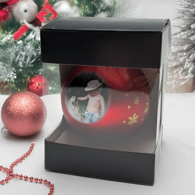 Rote weihnachtskugel mit goldenen schneeflocken und rundem foto eines kinders mit hund, personalisierbar und in drei farben erhältlich