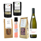 Grüne glasflasche mit merlot rotwein und schwarzer folie im weinabend geschenkset präsentkorb