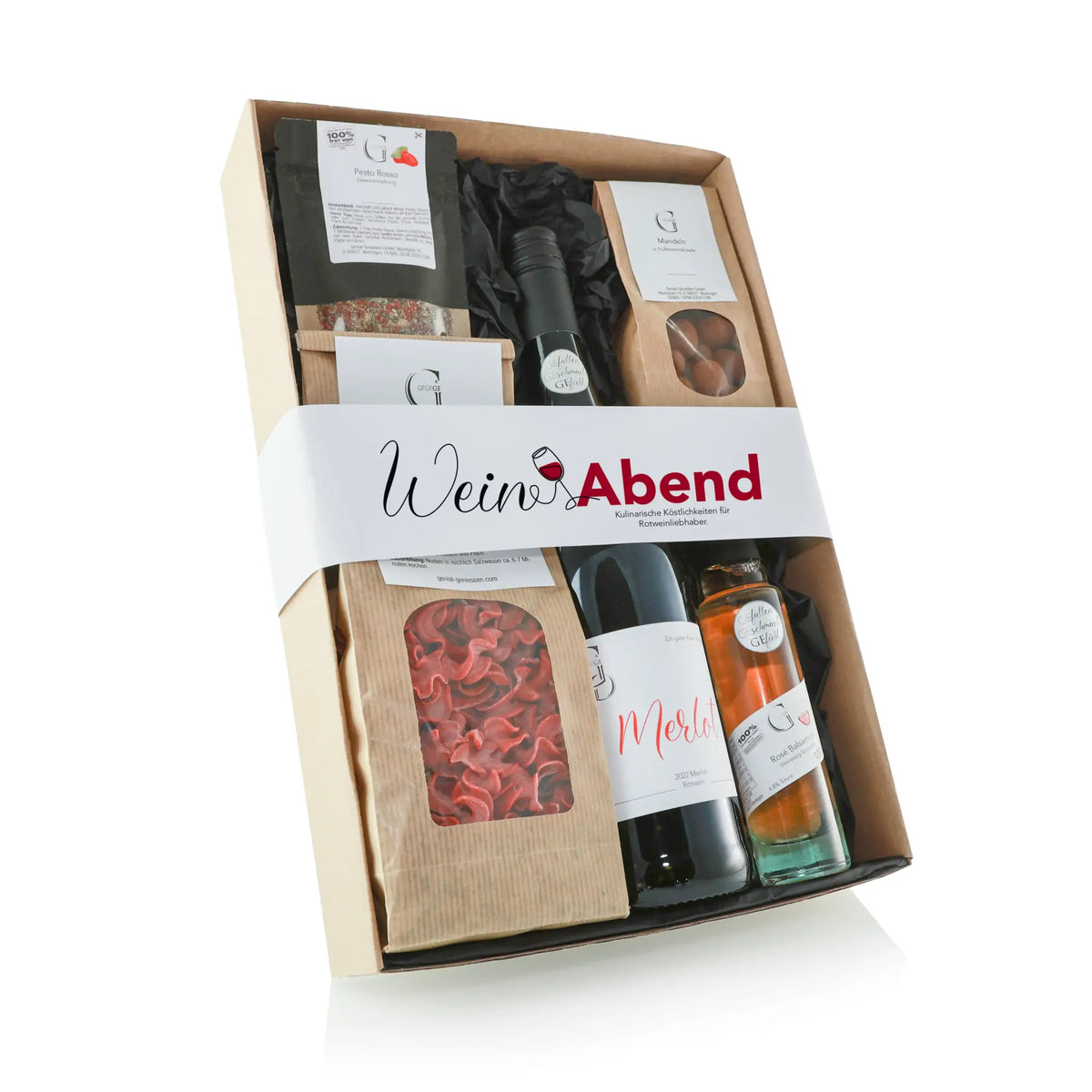 Ein beiges weinabend geschenkset mit weißem band, enthält rotwein und ausgesuchte lebensmittel im präsentkorb