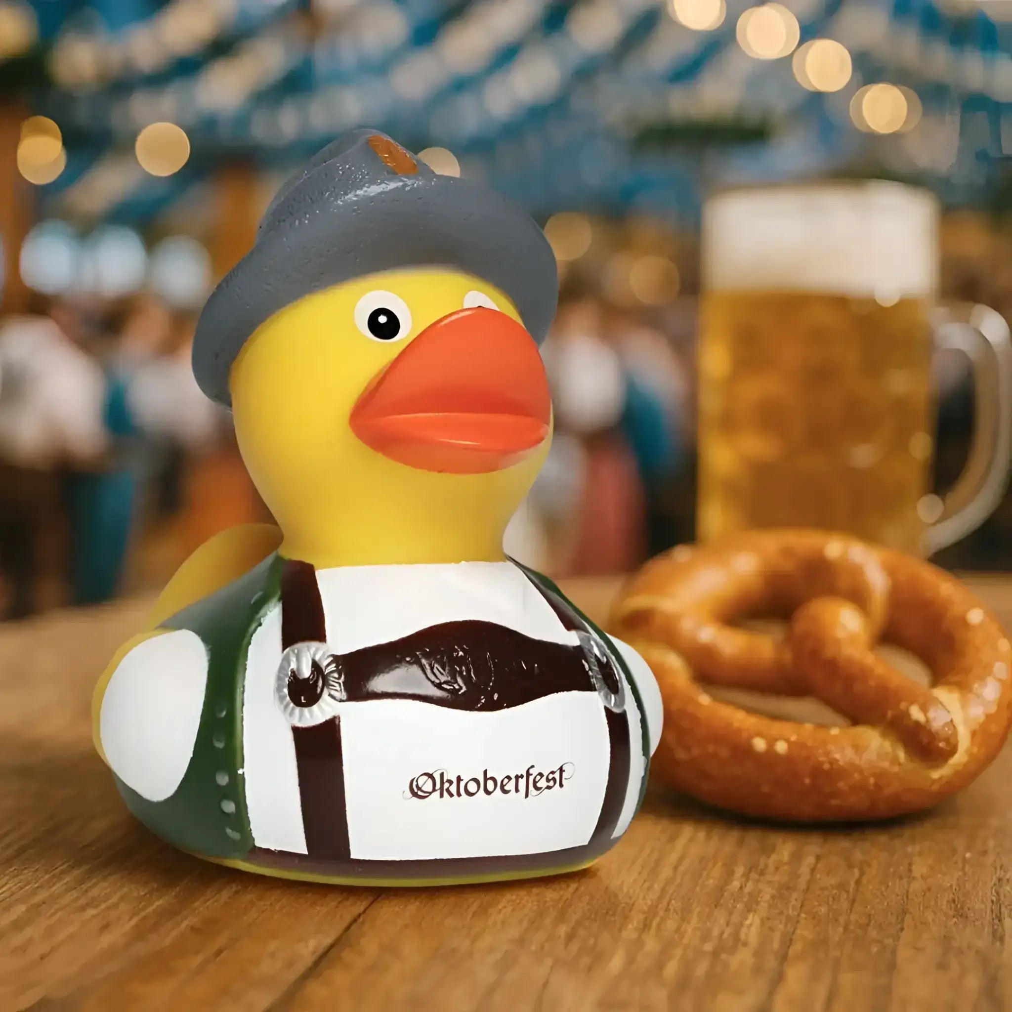 Gelbe badeente von schnabels mit grauem hut und grün weißem oktoberfest tracht-dirndl outfit