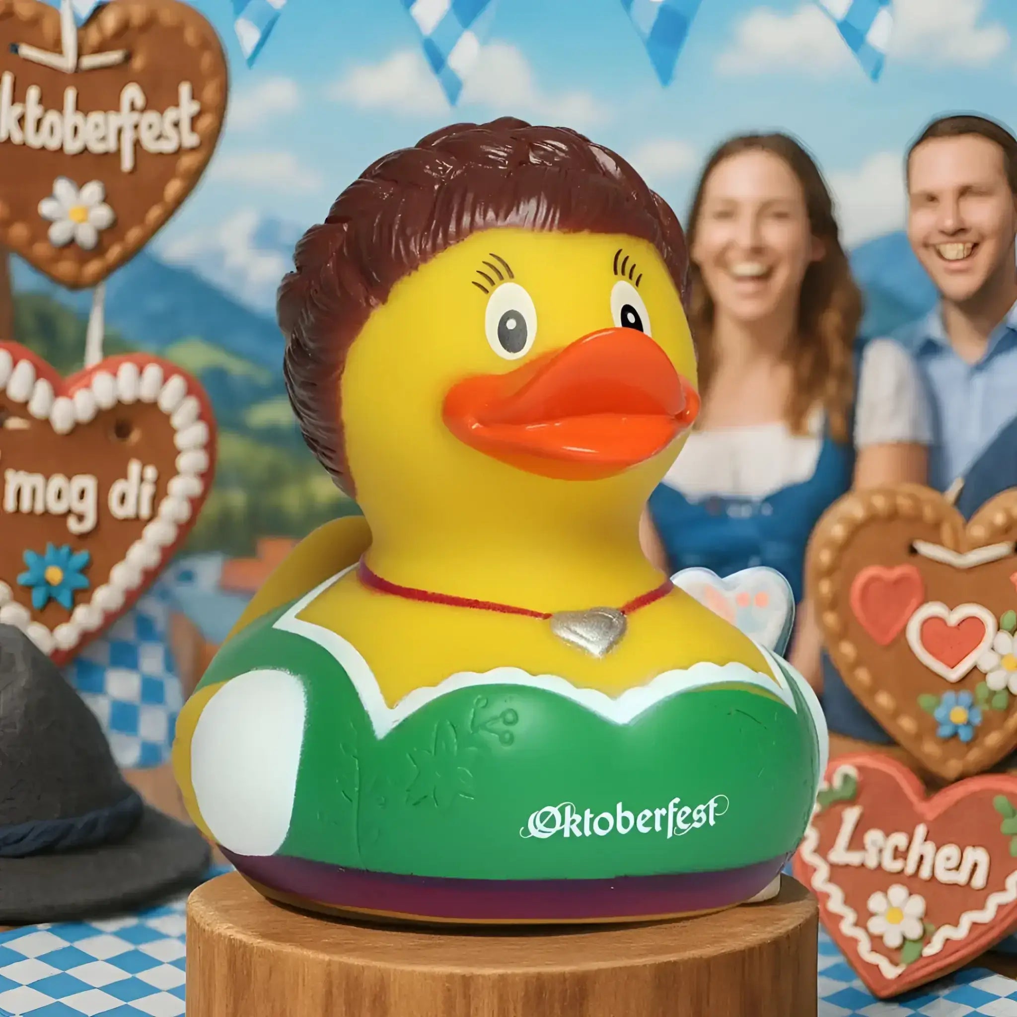 Gelbe badeente im traditionalen oktoberfest dirndl grün weiß mit braunen haaren orange schnabel und silberherz von schnabels