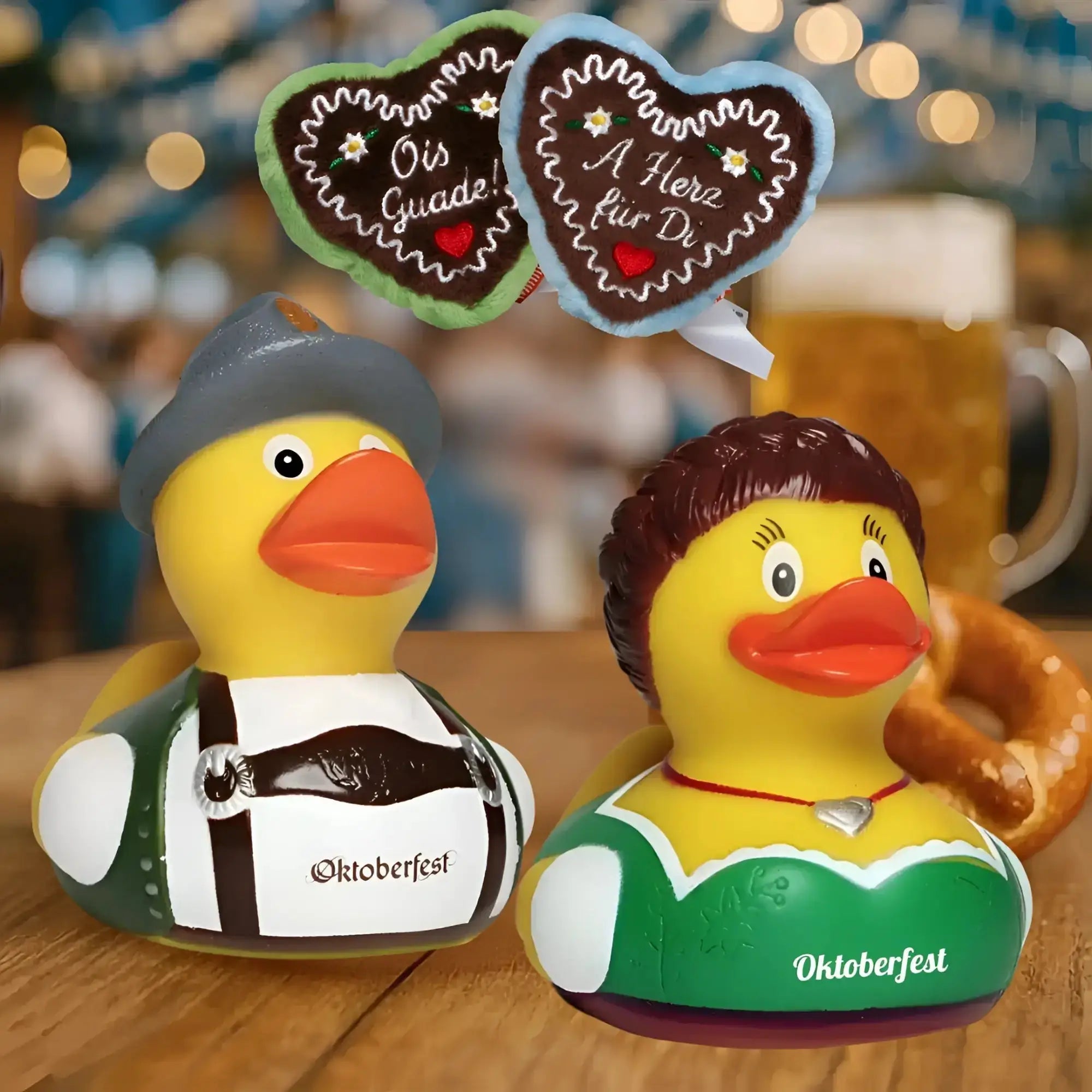Wiesn-enten-duo badeenten-set von schnabels mit gelben gummienten in traditioneller oktoberfest-tracht und dirndl