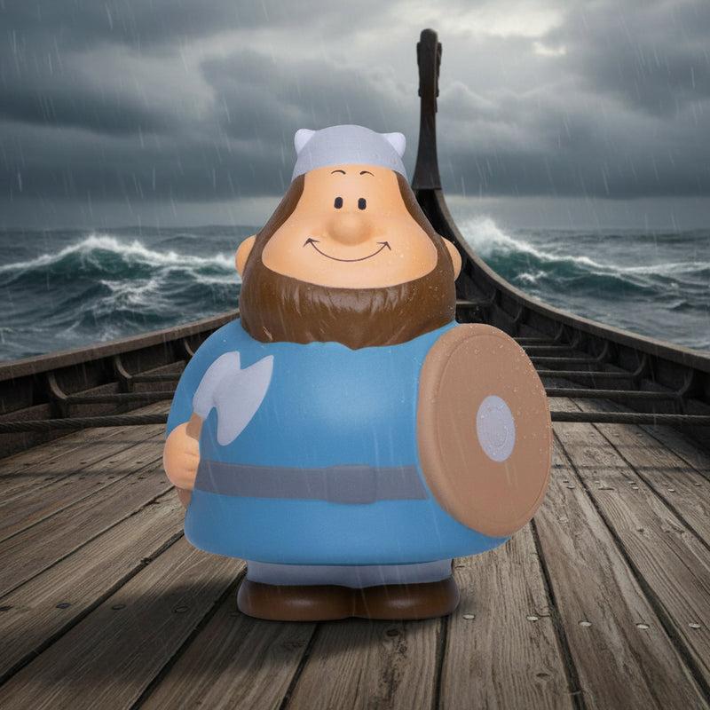 Blauer plastik wikinger bert stress-quetsch-figur mit braunem bart weißem helm und schild in der hand