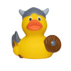 Gelbe wikinger quietsche-ente mit grauem hornhelm und braudem holzschild zum planschen und baden
