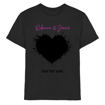 Schwarzes baumwoll-tshirt mit fettem schwarzem herz und rosa schrift rebecca & jonas aus der statement-collection wildes herz