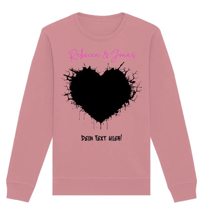 Ein weiches rosa langarm sweatshirt mit schwarzem herz und pinken wunschnamen rebecca und jonas aus der statement collection