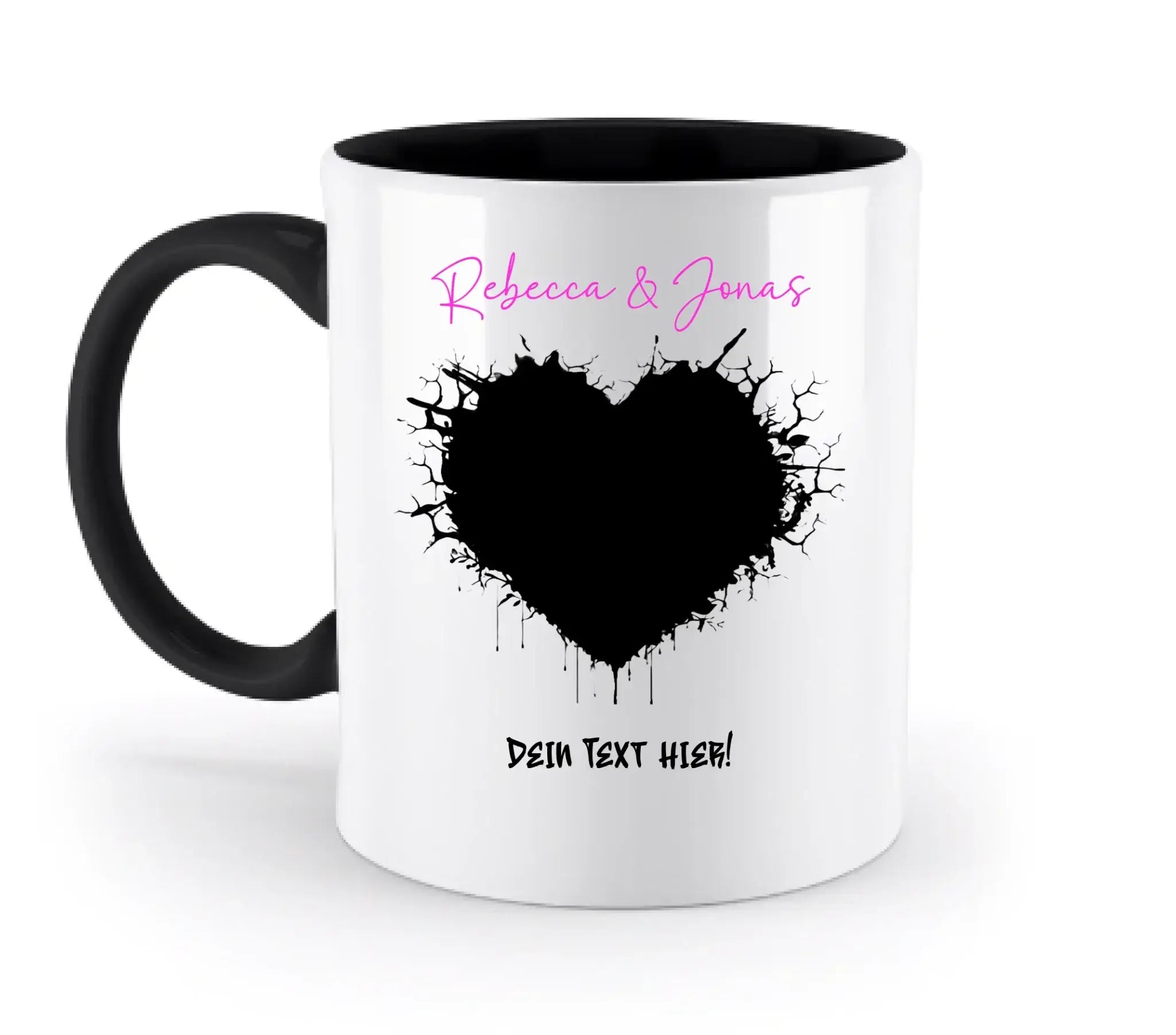 Weiße keramiktasse mit schwarzem griff und innen, schwarzem herz-spritzdesign und pinkem text rebecca & jonas