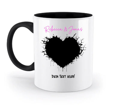 Weiße keramiktasse mit schwarzem griff und innen, schwarzem herz-spritzdesign und pinkem text rebecca & jonas