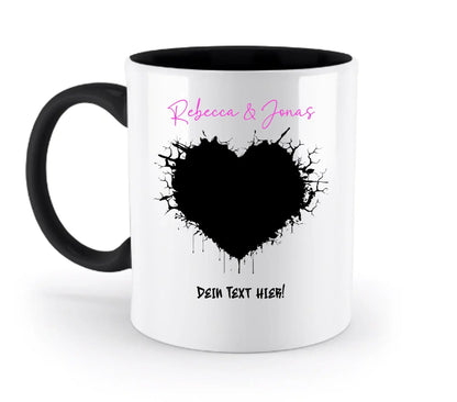 Weiße keramiktasse mit schwarzem griff und innen, schwarzem herz-spritzdesign und pinkem text rebecca & jonas