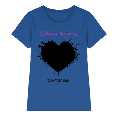 Blue damen t shirt mit schwarzem splatter herz und pinkem cursiv text aus der wildes herz statement collection