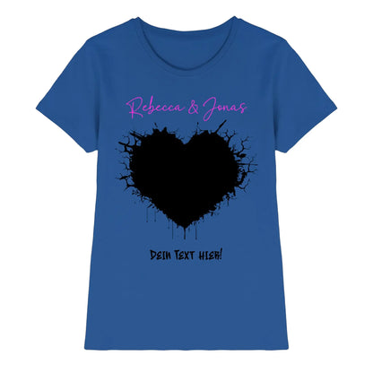 Blue damen t shirt mit schwarzem splatter herz und pinkem cursiv text aus der wildes herz statement collection