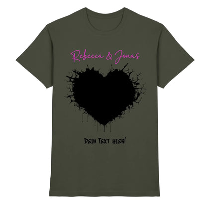 Olivegrünes baumwollshirt mit schwarzem tintenherz und pinker kursivschrift aus der statement-collection wildes herz