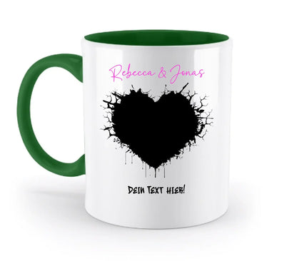 Weiße keramiktasse mit grünem griff und innenfarbe, schwarzem herzdesign und pinkem schriftzug wildes herz collection