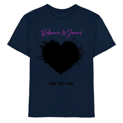 Marine blaue baumwoll t shirt mit schwarzem tintenfleck herz und pinkem kursivtext aus der statement collection