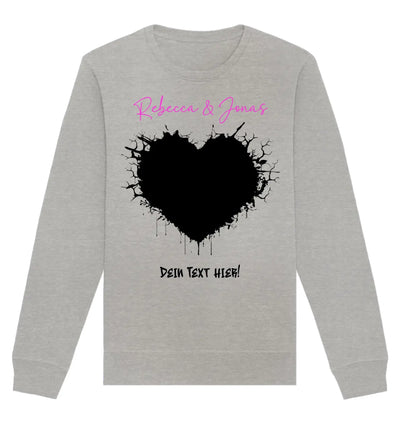 Ein heather grauer langarm sweatshirt mit schwarzem sprenkelherz und pinkem sowie schwarzem schriftzug aus der wildes herz statement-collection