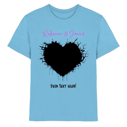 Hellblaues bio-baumwoll-t-shirt aus der statement-collection mit schwarzem splash-herz und pinkem wunschtext