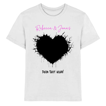 Weiße baumwoll t shirt mit schwarzem herz im splatter crackle look und pinkem wunschtext rebecca & jonas