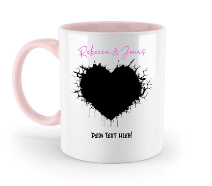 Weiße keramikmug mit pinkem griff und innenbereich, schwarzem gesprenkelt herz und namen rebecca & jonas aus statement-collection
