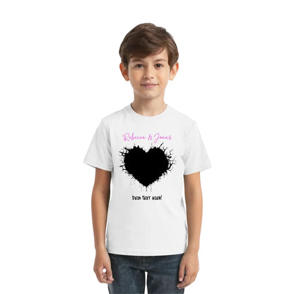 Weißes baumwoll-t-shirt mit schwarzem gespritztem herzmotiv und pinker kursivschrift aus der statement-collection