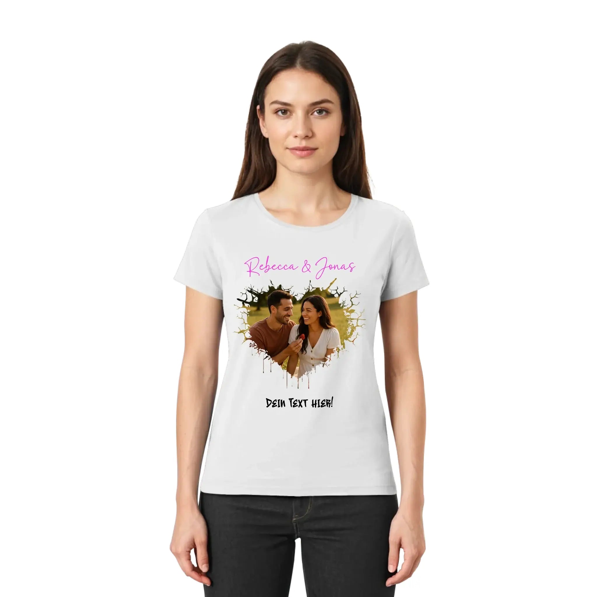 Weiße damen t shirt mit herzförmigem foto eines paares und pinkem schriftzug aus der wildes herz kollektion