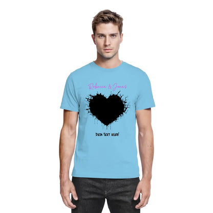 Lightblaue baumwoll t shirt mit schwarzem gespritztem herz und pink schwarzem text aus der statement collection wildes herz
