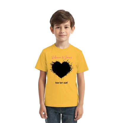 Gelbes kurzarmshirt mit schwarzem sprenkelherz und pinkem text aus der statement-collection wildes herz