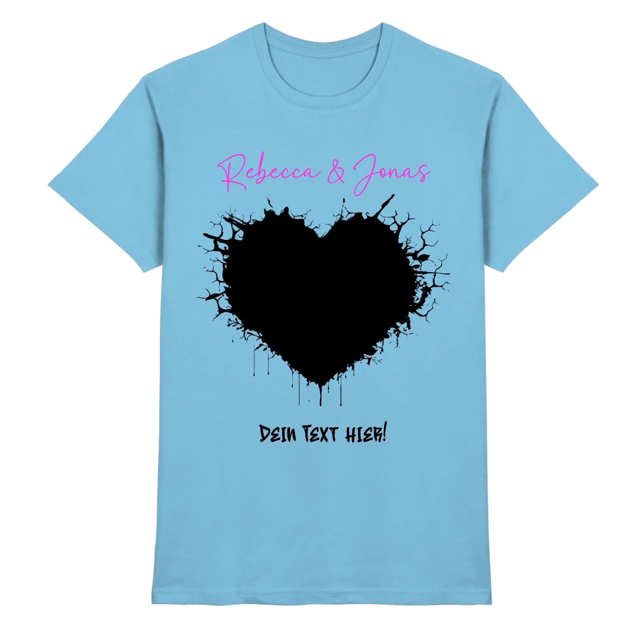 Hellblaues baumwoll-tshirt mit schwarzem tintenfleck herz, rosa cursivschrift oben, platzhaltertext unten