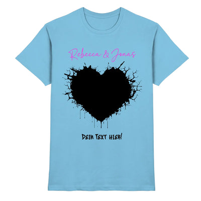 Hellblaues baumwoll-tshirt mit schwarzem tintenfleck herz, rosa cursivschrift oben, platzhaltertext unten