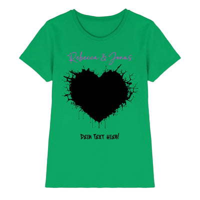 Eine lebendig grüne damen t shirt wildes herz mit großem schwarzem herz und individuellem wunschtext