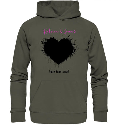 Olive grünhoodie mit schwarzem sprenkelherz und pinkem kursivtext aus der statement collection wildes herz