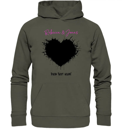 Olive grünhoodie mit schwarzem sprenkelherz und pinkem kursivtext aus der statement collection wildes herz