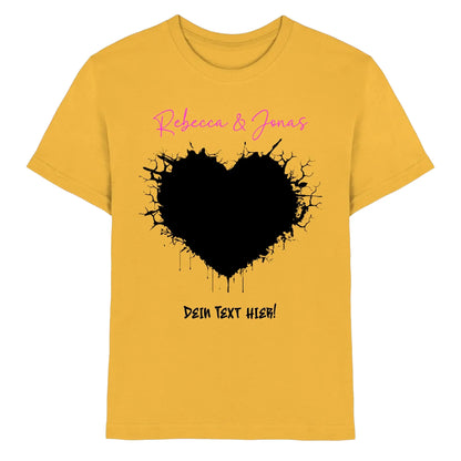 Mustardgelbes kurzarmshirt mit schwarzem splatter herz und pinkem wunschtext aus der wildes herz statement collection
