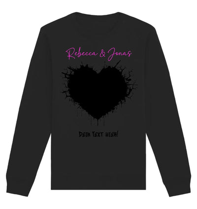 Schwarzes langärmeliges shirt aus der statement-collection mit pinkem rebecca und jonas schriftzug über herzgrafik
