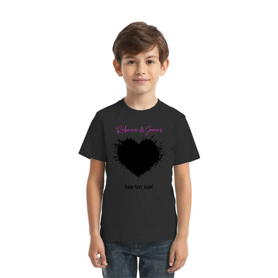 Schwarzes kurzarmshirt mit fettem schwarzem herz splatter design und pinkem cursive text wildes herz statement-collection